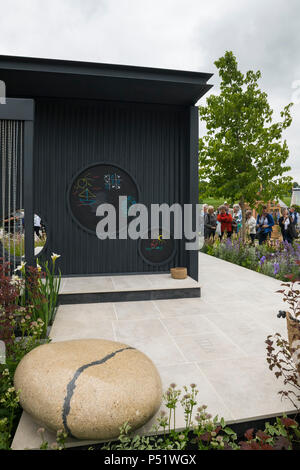 Menschen sehen Pavillion, Pflanzen, Spielplatz, Stein garten Sitz und Pflastersteine CCLA: eine Familie Garten, RHS Chatsworth Flower Show, Derbyshire, England, UK. Stockfoto
