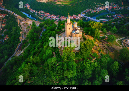 Antenne sonnenaufgang Blick auf Tsarevets Festung in Veliko Tarnovo in einem schönen Sommertag, Bulgarien 2018. Stockfoto