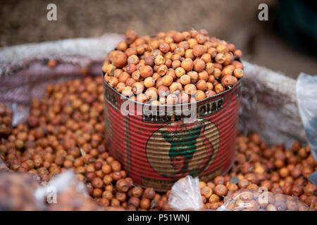 Ziziphus mauritiana (sidem oder Jujube Obst) zum Verkauf auf dem Markt in Yoff, Dakar, Senegal. Stockfoto