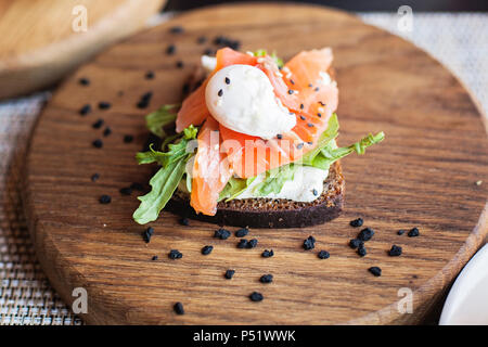 Dänische smorrebrod auf Holzbrett. Das Essen im Restaurant, traditionelle Küche Stockfoto