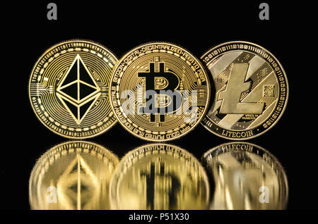Bitcoin, litecoin und des Astraleums Münzen auf schwarzem Hintergrund Stockfoto