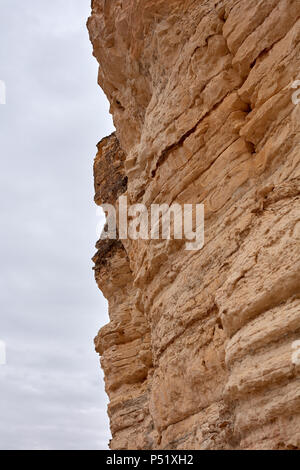 In der Nähe auf einem stark erodierten Kalkstein Felsen oder Klippen mit freiliegenden verwitterten Schichten Schichten gegen einen bewölkten Himmel in Castle Rock Badlands, Kansa Stockfoto