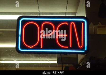 Leuchtreklame in Provincetown, Barnstable County, Cape Cod, Massachusetts, USA Stockfoto