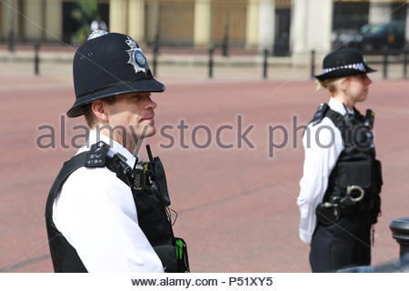 Die jährliche die Farbe in London zu Ehren von Königin Elizabeth's Geburtstag übernommen hat. Tausende säumten die Straßen ihrer Majestät begrüßen zu ein Stockfoto