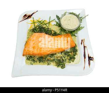 Gebratene Fische. Lachsfilet mit Spinat und Walnuss Sauce. Stockfoto