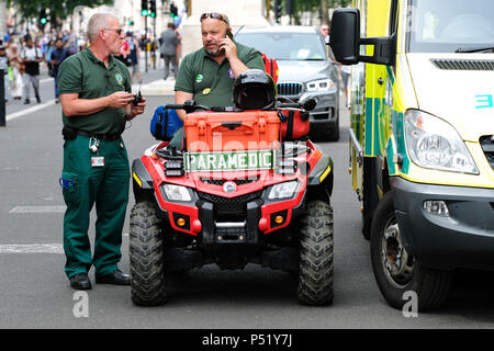 London Ambulance Service Sanitäter 4 WD bike Medizinische Abdeckung bei einer Demonstration in Whitehall London UK Stockfoto