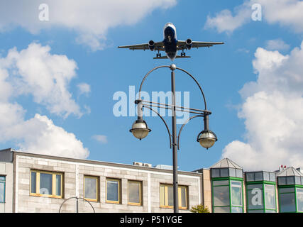 Eine Passagiermaschine auf dem Weg zum Flughafen Tegel Stockfoto