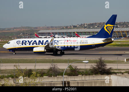 Ryanair Boeing 737-800 rollens am Flughafen Madrid Barajas mit einem Aufkleber Sponsoring der polnischen sität in Danzig Stockfoto