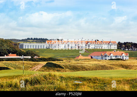 Trump Turnberry Hotel und Golf Complex mit Blick auf das Hotel und das Clubhaus die Anzeige über der 5. Grün auf dem Ailsa Course, Turnberry, Ayrshire. Stockfoto