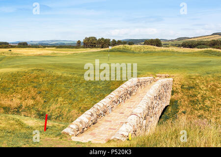 16. Grün und Zugang steinerne Brücke auf dem Ailsa Course im Trump Turnberry, Turnberry, Ayrshire, Schottland Stockfoto