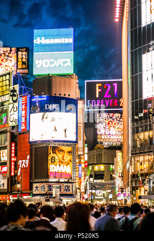 TOKYO, Japan - 17. MAI 2018: Blick auf den geschäftigen Shibuya Crossing in Tokio bei Nacht mit absichtlichen düstere Wirkung Stockfoto