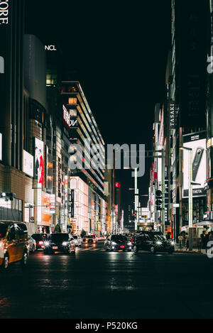 TOKYO, Japan - 17. MAI 2018: Blick auf die belebten Straßen der Ginza in Tokio ar Nacht mit absichtlichen düstere Wirkung Stockfoto