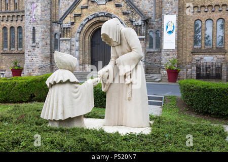 Statuen oder Skulpturen von Mönchen, außerhalb der Kirche, Comines-Warneton, Belgien Stockfoto