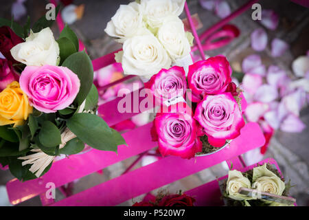 Rosa Blüten und Blütenblättern Stockfoto