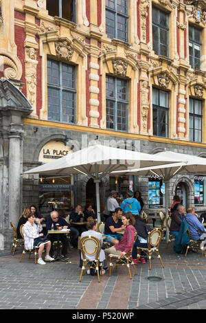 Café im Freien sitzen, Lille, Frankreich bei bewölktem Himmel Stockfoto