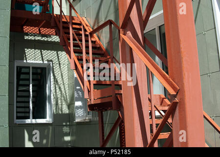 Red Steel technische Treppe durch das Licht - grüne Wand Stockfoto