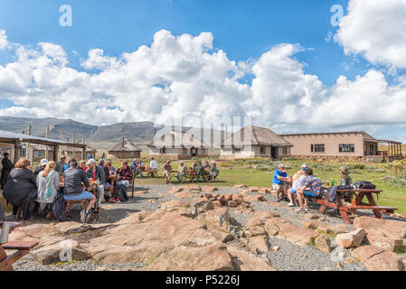 SANI TOP, LESOTHO - MÄRZ 24, 2018: Unbekannter Touristen im Sani Mountain Lodge an der Oberseite der Sani Pass. Die Lodge behauptet, der den Titel von Hi Stockfoto