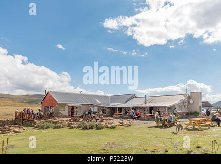 SANI TOP, LESOTHO - MÄRZ 24, 2018: Unbekannter Touristen im Sani Top Mountain Lodge an der Oberseite der Sani Pass. Die Lodge behauptet, der den Titel o Stockfoto