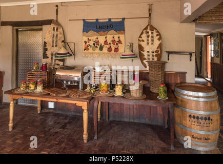 SANI TOP, LESOTHO - MÄRZ 24, 2018: Buffet Tisch bei Sani Top Mountain Lodge an der Oberseite der Sani Pass. Die Lodge behauptet, der den Titel des höchsten Pub Stockfoto