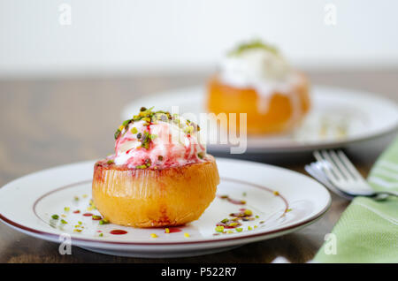 Hausgemachte Desserts serviert mit Eis und Pistazien. Stockfoto