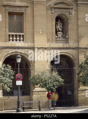 Spanien. Calahorra. Kirche von Santiago. 17. - 18. Jahrhundert. Main fac ade der neoklassischen Stil mit dem Bild von St. James in der Nische. Detail. La Rioja. Stockfoto