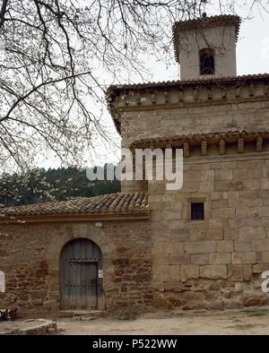 Spanien. La Rioja. San Millan de la Cogolla. Kloster San Millan de Suso, in unterschiedlichen Stilen gebaut: Westgoten (6. bis 7. Jahrhundert), Romanische (10. Jahrhundert) und Mozarab (11. Jahrhundert). Exterieur. Stockfoto