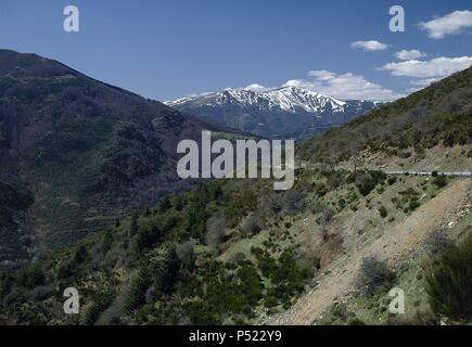 LA RIOJA. Vista de un paisaje con La Cima Nevada del pico SAN LORENZO (2262 m) al Fondo, perteneciente a la SIERRA DE LA DEMANDA. España. Stockfoto