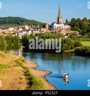 Ross on Wye, Herefordshire, UK. An einem sommerabend fotografiert. Pferd & Reiter Abkühlung in den Fluss. Stockfoto