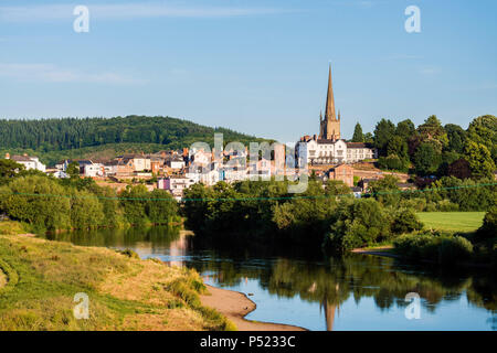 Ross on Wye, Herefordshire, UK. An einem sommerabend fotografiert. Kirchturm der Fluss Wye wider. Stockfoto