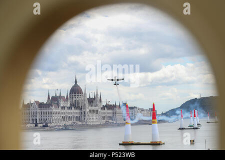 Budapest, Ungarn. 23. Juni 2018. Martin Sonka der Tschechischen Republik fliegt seine Edge 540 Flugzeug auf der qualifizierender Tag der Red Bull Air Race World Championship in Budapest, Ungarn, 23. Juni 2018. Credit: Csaba Domotor/Xinhua/Alamy leben Nachrichten Stockfoto