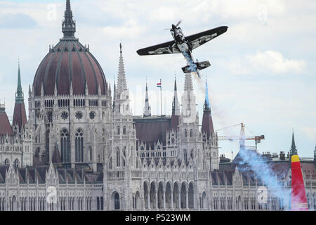 Budapest, Ungarn. 23. Juni 2018. Peter Mcleod aus Kanada fliegt mit seinem Flugzeug auf der qualifizierenden Tag der Red Bull Air Race World Championship in Budapest, Ungarn, 23. Juni 2018. Credit: Csaba Domotor/Xinhua/Alamy leben Nachrichten Stockfoto