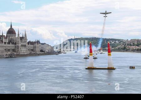 Budapest, Ungarn. 23. Juni 2018. Mika Brageot aus Frankreich fliegt mit seinem Flugzeug auf der qualifizierenden Tag der Red Bull Air Race World Championship in Budapest, Ungarn, 23. Juni 2018. Credit: Csaba Domotor/Xinhua/Alamy leben Nachrichten Stockfoto