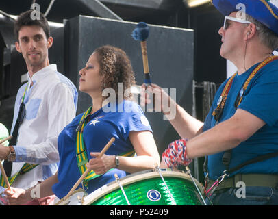 London, 23. Juni 2018 - London Samba Band auf der Bühne während der Rallye in Parliament Square. Über 100.000 Menschen besuchen einen März eine endgültige Abstimmung über den Brexit Angebot zu verlangen. Die Völker Abstimmung März ist einen Volksentscheid über den Deal von der Regierung verhandelt mit einer Option in der Europäischen Union zu bleiben. Das Datum (23. Juni 2018), erheblich, denn das war zwei Jahre ab dem Tag der ursprünglichen Referendum (23. Juni 2016). Der Tag sah die Einführung einer petiton Für eine Völker stimmen. Weitere Informationen finden Sie unter Https://www.peoples-vote.uk. Quelle: Bruce Tanner/Alamy leben Nachrichten Stockfoto