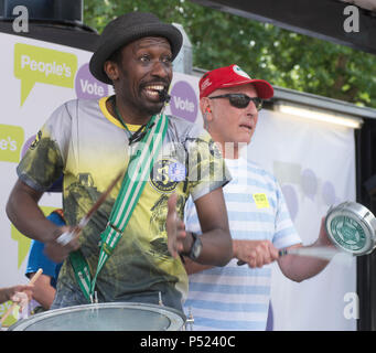 London, 23. Juni 2018 - London Samba Band auf der Bühne während der Rallye in Parliament Square. Über 100.000 Menschen besuchen einen März eine endgültige Abstimmung über den Brexit Angebot zu verlangen. Die Völker Abstimmung März ist einen Volksentscheid über den Deal von der Regierung verhandelt mit einer Option in der Europäischen Union zu bleiben. Das Datum (23. Juni 2018), erheblich, denn das war zwei Jahre ab dem Tag der ursprünglichen Referendum (23. Juni 2016). Der Tag sah die Einführung einer petiton Für eine Völker stimmen. Weitere Informationen finden Sie unter Https://www.peoples-vote.uk. Quelle: Bruce Tanner/Alamy leben Nachrichten Stockfoto