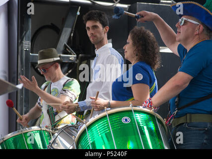 London, 23. Juni 2018 - London Samba Band auf der Bühne während der Rallye in Parliament Square. Über 100.000 Menschen besuchen einen März eine endgültige Abstimmung über den Brexit Angebot zu verlangen. Die Völker Abstimmung März ist einen Volksentscheid über den Deal von der Regierung verhandelt mit einer Option in der Europäischen Union zu bleiben. Das Datum (23. Juni 2018), erheblich, denn das war zwei Jahre ab dem Tag der ursprünglichen Referendum (23. Juni 2016). Der Tag sah die Einführung einer petiton Für eine Völker stimmen. Weitere Informationen finden Sie unter Https://www.peoples-vote.uk. Quelle: Bruce Tanner/Alamy leben Nachrichten Stockfoto