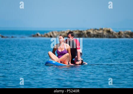 24. Juni 2018. Aberystwyth Wales UK UK Wetter: Ein paar Paddle Boarding am Sonntag Morgen auf dem ruhigen Wasser der Cardigan Bay in Aberystwyth auf einem hellen und sonnigen Tag, wie die BRITISCHE Köpfe in ein mini Hitzewelle mit Temperaturen um 29° oder 30° Celsius bis Mitte der Woche Foto © Keith Morris Credit Hit: Keith Morris/Alamy leben Nachrichten Stockfoto