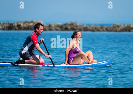 24. Juni 2018. Aberystwyth Wales UK UK Wetter: Ein paar Paddle Boarding am Sonntag Morgen auf dem ruhigen Wasser der Cardigan Bay in Aberystwyth auf einem hellen und sonnigen Tag, wie die BRITISCHE Köpfe in ein mini Hitzewelle mit Temperaturen um 29° oder 30° Celsius bis Mitte der Woche Foto © Keith Morris Credit Hit: Keith Morris/Alamy leben Nachrichten Stockfoto