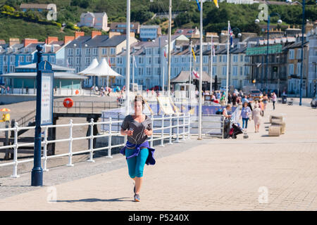24. Juni 2018. Aberystwyth Wales UK UK Wetter: eine Frau Joggen entlang der promendae in Aberystwyth auf einem hellen und sonnigen Tag, wie die BRITISCHE Köpfe in ein mini Hitzewelle mit Temperaturen um 29° oder 30° Celsius bis Mitte der Woche Foto © Keith Morris Credit Hit: Keith Morris/Alamy leben Nachrichten Stockfoto