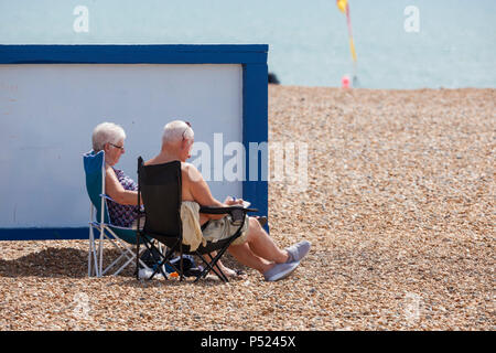 Hastings, East Sussex, UK. 24 Jun, 2018. UK Wetter: Heiß und sonnig Wetter in Hastings, East Sussex mit vielen Menschen, die sich auf den Weg zum Strand. Es wird erwartet, dass die Temperaturen auf 20°C überschreitet. Photo Credit: PAL Bilder/Alamy leben Nachrichten Stockfoto