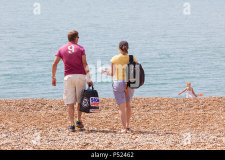 Hastings, East Sussex, UK. 24 Jun, 2018. UK Wetter: Heiß und sonnig Wetter in Hastings, East Sussex mit vielen Menschen, die sich auf den Weg zum Strand. Es wird erwartet, dass die Temperaturen auf 20°C überschreitet. Photo Credit: PAL Bilder/Alamy leben Nachrichten Stockfoto