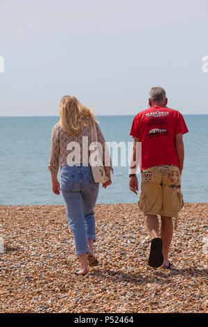 Hastings, East Sussex, UK. 24 Jun, 2018. UK Wetter: Heiß und sonnig Wetter in Hastings, East Sussex mit vielen Menschen, die sich auf den Weg zum Strand. Es wird erwartet, dass die Temperaturen auf 20°C überschreitet. Photo Credit: PAL Bilder/Alamy leben Nachrichten Stockfoto