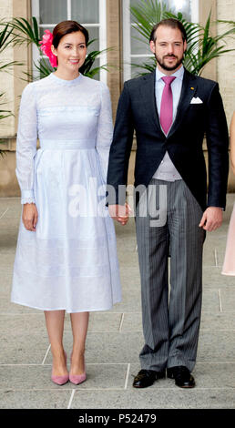 Luxemburg, Luxemburg. 23. Juni 2018. Prinz Félix und Prinzessin Claire von Luxemburg am Cathe? drale Notre-Dame in Luxemburg am 23. Juni 2018, die die Deum anlässlich des Nationalen Tag der Luxemburg Foto: Albert Nieboer/Niederlande/Point de Vue, Credit: Albert Nieboer/Royal drücken Sie Europa/RPE/dpa/Alamy Leben Nachrichten zu besuchen Stockfoto