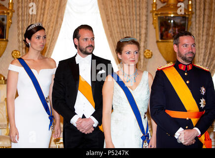 Luxemburg, Luxemburg. 23. Juni 2018. Erbliche Großherzog Guillaume, erbliche Großherzogin Stephanie Prinz Félix und Prinzessin Claire Luxemburgs an das Großherzogliche Palais in Luxemburg am 23. Juni 2018, für die Presse anlässlich der Nationalen Tag der Luxemburg Foto Posing: Albert Nieboer/Niederlande/Point de Vue, Credit: Albert Nieboer/Royal drücken Sie Europa/RPE/dpa/Alamy leben Nachrichten Stockfoto