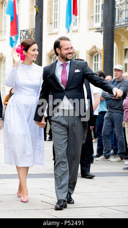 Luxemburg, Luxemburg. 23. Juni 2018. Prinz Félix und Prinzessin Claire von Luxemburg an der Cathe? drale Notre-Dame in Luxemburg am 23. Juni 2018, nach dem Besuch der Der Deum anlässlich des Nationalen Tag der Luxemburg Foto: Albert Nieboer/Niederlande/Point de Vue, Credit: Albert Nieboer/Royal drücken Sie Europa/RPE/dpa/Alamy leben Nachrichten Stockfoto