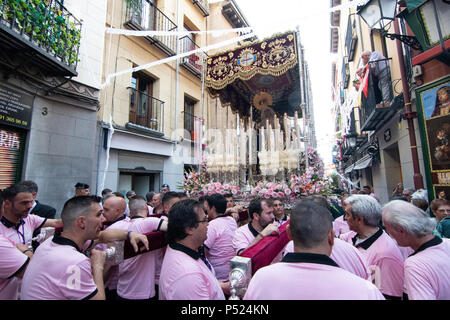 Madrid, Spanien. 23. Juni 2018. Mitglieder der Bruderschaft eine Pause bei Nuntius Straße in Madrid. © Valentin Sama-Rojo/Alamy Leben Nachrichten. Stockfoto