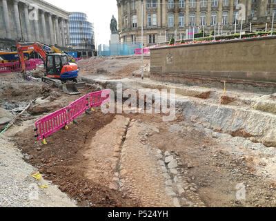 Victoria Square, Birmingham, UK, 23. Juni 2018. Während der Arbeiten an der Erweiterung des Midland Metro Fahrgasse, Arbeiter entdeckten die Überreste von, was Experten entweder eine Römische werden oder die Sächsische Straße glauben. Das alte Gebäude auf der linken Seite ist Birmingham Town Hall. Der Rat Haus befindet sich rechts von der Statue von Queen Victoria gelegen. Zu der Zeit des Nehmens dieser Abbildung, die Arbeiten an der Verlängerung wurde aufgrund weiter wie geplant. Credit: Richard Franklin/Alamy leben Nachrichten Stockfoto