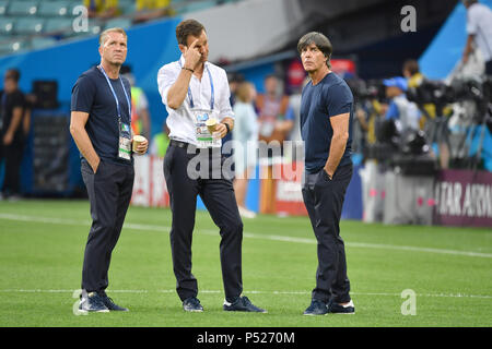 Sochi, Russland. 23. Juni 2018. v. li. Andreas Koepke, COPKE, goalwartcoach (GER), Oliver Bierhoff (GER) Team Manager, Trainer Joachim Jogi Löw, NIEDRIG (GER), sind auf dem Platz vor dem Spiel, Deutschland (GER) - Schweden (SWE) 2 - 1, Vorrunde, Gruppe F, Spiel 27, am 23.06.2018 in Sotschi, Fisht Olymipic Stadion. Fußball-WM 2018 in Russland vom 14.06. - 15.07.2018. | Verwendung der weltweiten Kredit: dpa/Alamy Leben Nachrichten Quelle: dpa Picture alliance/Alamy leben Nachrichten Stockfoto