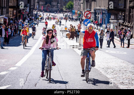 Edinburgh, Schottland. 24. Juni 2018. Die Teilnehmer an der Fahrt bei der HSBC UK in Edinburgh, Schottland, im Rahmen des Edinburgh Festival des Radsports. Reiter genossen ein 4,5 km geschlossenen Straße von der historischen Stadt und einem Straßenfest bis in den Wiesen öffentlichen Park mit Musik, Essen und Trinken, Spaß und Spiele, Demos, Werbegeschenke und Aktivitäten eingestellt. Credit: Andy Catlin/Alamy leben Nachrichten Stockfoto