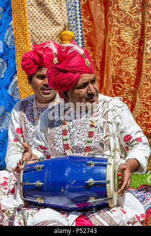 Glasgow, UK. 24. Juni, 2018. An einem sonnigen Sommertag, Tausende stellte sich heraus, dass die jährliche Glasgow Mela im Kelvingrove Park ein Tag der Feier aller Aspekte der asiatischen Kultur zu genießen. Es gab viele asiatische Bands und Tanz Truppen einschließlich der RAJASTAN ERBE BRASS BAND an ihrem zweiten Auftritt auf der Mela und der GABHRU PANJAB DE Asian Dance Truppe von Birmingham auf ihren ersten Auftritt: Findlay/Alamy leben Nachrichten Stockfoto