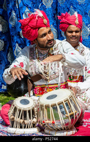 Glasgow, UK. 24. Juni, 2018. An einem sonnigen Sommertag, Tausende stellte sich heraus, dass die jährliche Glasgow Mela im Kelvingrove Park ein Tag der Feier aller Aspekte der asiatischen Kultur zu genießen. Es gab viele asiatische Bands und Tanz Truppen einschließlich der RAJASTAN ERBE BRASS BAND an ihrem zweiten Auftritt auf der Mela und der GABHRU PANJAB DE Asian Dance Truppe von Birmingham auf ihren ersten Auftritt: Findlay/Alamy leben Nachrichten Stockfoto